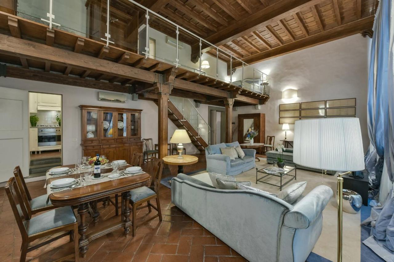 Caravaggio Frescoed Big Loft In Oltrarno Apartamento