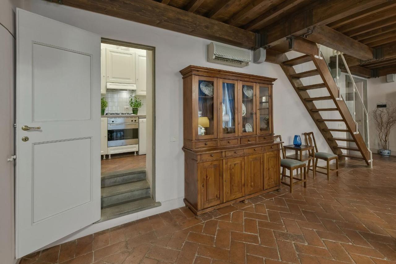 Caravaggio Frescoed Big Loft In Oltrarno *